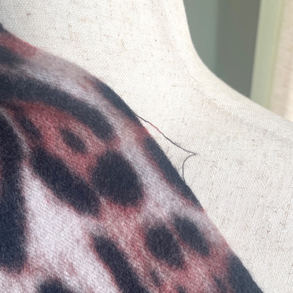 Animal Print Extra Long Scarf or Shawl,  Fadivo New York, NWT - Picture 10 of 11